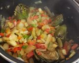 Foto del paso 3 de la receta Guiso de verduras con alcachofas y setas vegano