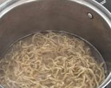 Foto langkah ke 2 dari resep Soto Betawi Hack ala Mie Instan, Kuah Susu Telur Lembut.