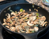 Foto del paso 1 de la receta: Cazuela de champiñones y huevo