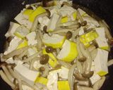 รูปขั้นตอนการทำที่ 5 ของ ผัดเห็ดใส่เต้าหู้เหลืองนิ่ม (Stir-Fried Mushrooms with Soft Yellow Tofu)