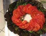 Une image de l'étape 8 de Salade de laitue tricolore,tomate cœur de bœuf,thon fumé et petits oignons.