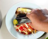 Foto langkah ke 6 dari resep Ikan Panggang Dengan Acar Buah.