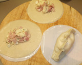 Foto del paso 3 de la receta: Empanadas al horno de jamón, queso y huevo duro