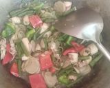 Foto langkah ke 5 dari resep Tumis Cumi Bakso.