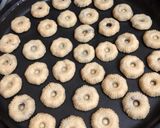 صورة لخطوة 7 من وصفة مقروضه بالعجوه بعجينه الكعك 👌🏼😋