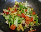 รูปขั้นตอนการทำที่ 3 ของ ผัดผักรวมไก่