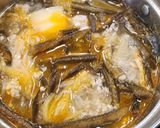 Hình bước làm 3 của món Canh kim chi tảo xoắn thịt bằm