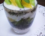 A picture of step 13 of Oats Chia Seeds Parfait with fresh fruits.