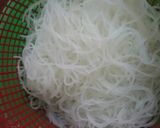 Foto langkah ke 2 dari resep Bihun udang goreng.
