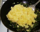 A picture of step 5 of Aloo palak paratha.
