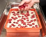 Meggyes-mákos pite krembl tésztával recept fázis 8 fotója