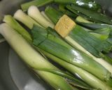 Foto del paso 5 de la receta: Peceto tiernisado en especias con crema de puerros y puerros esparragos