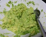 Foto del paso 1 de la receta Sándwich de aguacate, salmón ahumado y pepinillos ♡