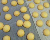 Foto langkah ke 3 dari resep Egg drops Cookies - 3 bahan.