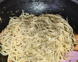 Gambar langkah 2 resipi Pasta Aglio Olio.