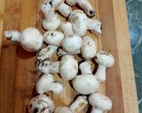Foto del passaggio 1 della ricetta Spaghetti con Funghi Champignon Guanciale Crema di Parmigiano e Oro di Zafferano e Curcuma