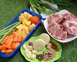Foto langkah ke 1 dari resep Sop buntut goreng ala bunda jkb.