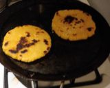 Foto del paso 2 de la receta: Gorditas de queso con guisados