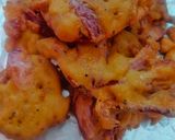 A picture of step 2 of Onion Pakoda.