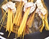 Foto del paso 1 de la receta: Pasta ensartada en el pollo