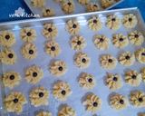 Foto langkah ke 3 dari resep Kue semprit Dahlia.