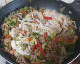 Foto del paso 6 de la receta: Fideos de arroz salteados con ternera y setas