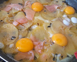 Foto del paso 4 de la receta: Revuelto de patatas y salmón