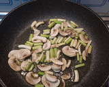Foto del paso 1 de la receta: Revuelto de ajetes tiernos y champiñones