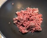 Une image de l'étape 1 de Ramens au bœuf, champignons, tomates, prune et coriandre.