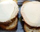 Foto del paso 1 de la receta: Tosta de queso de cabra con pera y miel