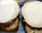 Foto del paso 1 de la receta: Tosta de queso de cabra con pera y miel