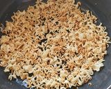 A picture of step 4 of Crispy Maggi Salad.