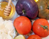 Foto del paso 2 de la receta: Carpaccio de tomate con cebolla morada encurtida