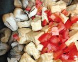 Hình bước làm 2 của món Nấm Rơm Kho Đậu Hủ Rau Răm