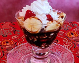 Foto del paso 5 de la receta: Copa de frutas con queso, nata y salsa de chocolate