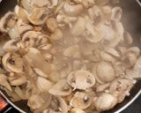Foto del paso 3 de la receta: Pescado blanco con espárragos verdes y salteado de champiñones