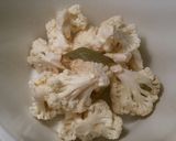 Foto del paso 1 de la receta Coliflor en salsa bechamel, al aroma de cardamomo