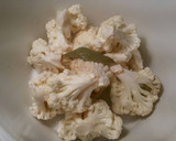 Foto del paso 1 de la receta: Coliflor en salsa bechamel, al aroma de cardamomo