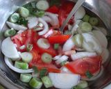 Újhagymás paradicsomsaláta recept fázis 1 fotója