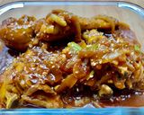 Foto langkah ke 3 dari resep Ayam Bumbu MentegaDengan Bawang Bombay & Taburan Wijen.