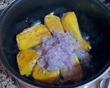 Foto del paso 4 de la receta: Pollo de corral en salsa de cebollas moradas y pasas gigantes
