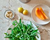 Foto del passaggio 1 della ricetta Insalata mista con primo sale frutta e anacardi
