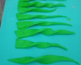 A picture of step 12 of Jungle theme cake.