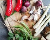 Gambar langkah 1 resipi Homemade Tom Yum paste.