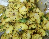A picture of step 3 of Stuffed sooji balls.