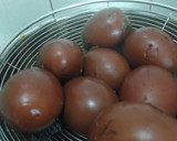 Foto langkah ke 5 dari resep Pindang Telur Cokelat.