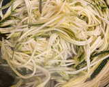 Foto del paso 1 de la receta: Salmón en cama de calabacín