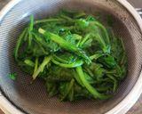 A picture of step 3 of Spinach chicken roll.