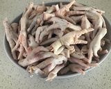 Foto del paso 2 de la receta: Caldo de patitas de pollo