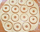 A picture of step 5 of Vanilla doughnuts.